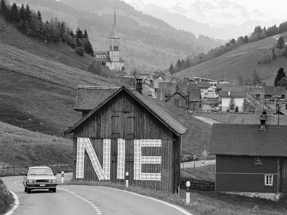 An einer Scheunenwand in Rothenthurm steht 1981 gross das Wort «Nie».