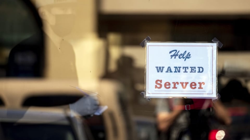 In den USA sucht ein Restaurant nach Angestellten im Service, ist auf einem Schild zu lesen.