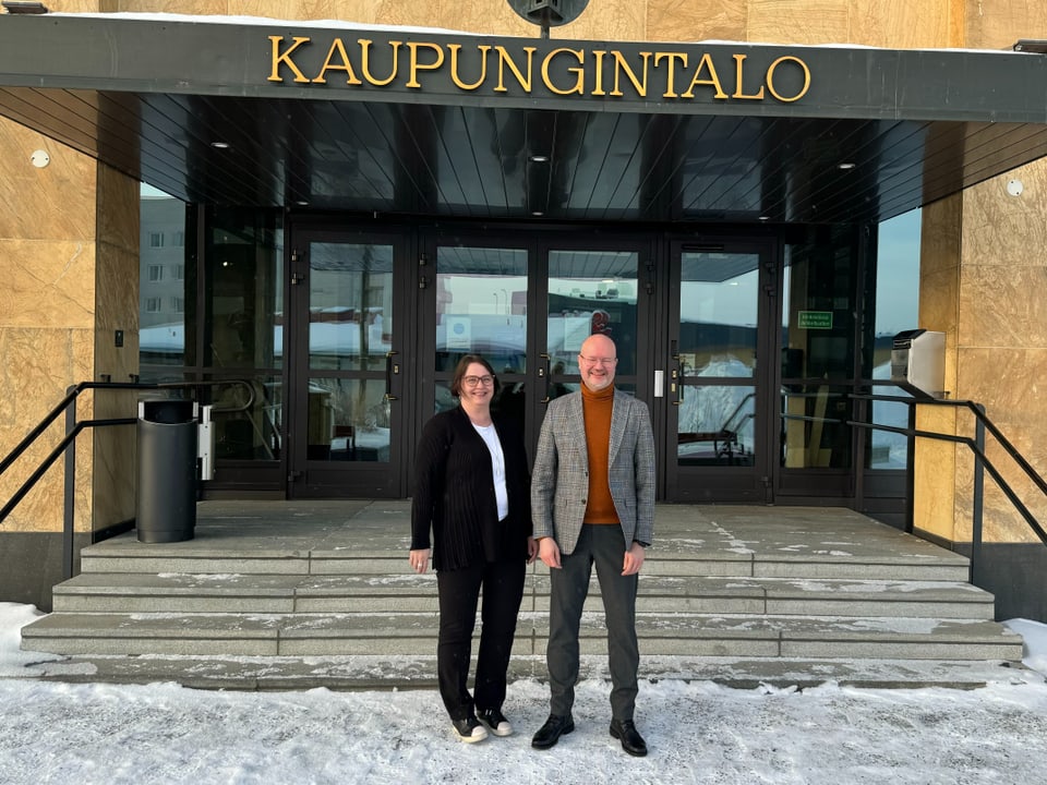 Grenzkoordinatorin der Gemeinde Tornio, Hanna-Leena Ainonen, und der Bürgermeister Jukka Kujala stehen nebeneinander.