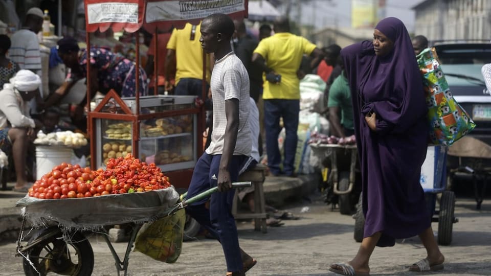 Mann und Frau auf einem Markt in Westafrika
