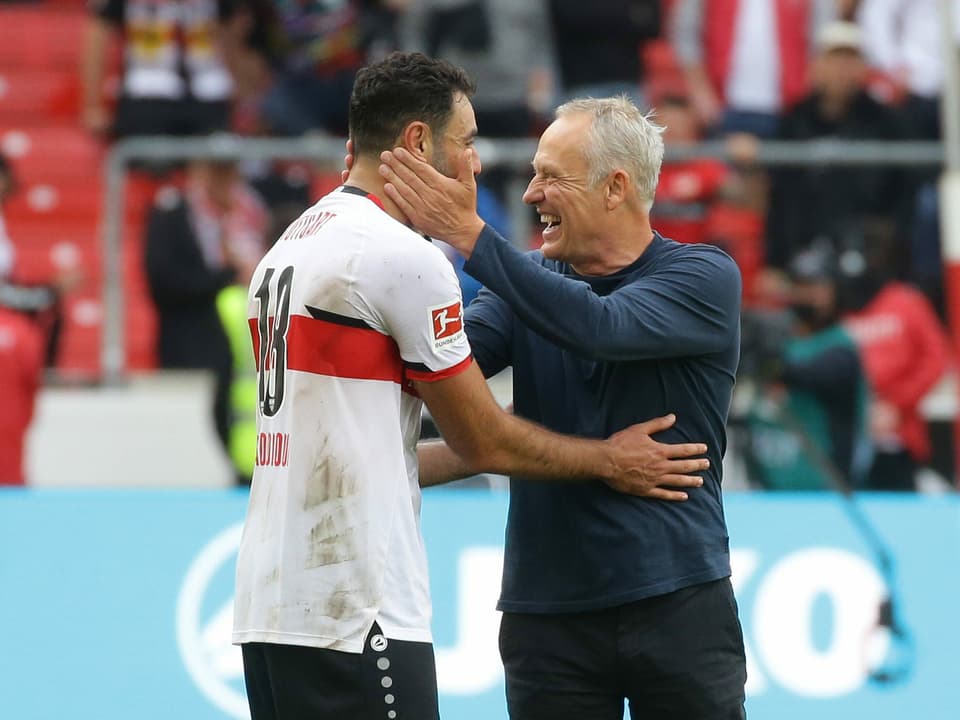 Freiburg steht nach 3 Spieltagen auf dem 3. Tabellenrang. Sehr zur Freude von Trainer Christian Streich, der nach dem 3:2-Sieg gegen Stuttgart Hamadi Al Ghaddioui herzt.