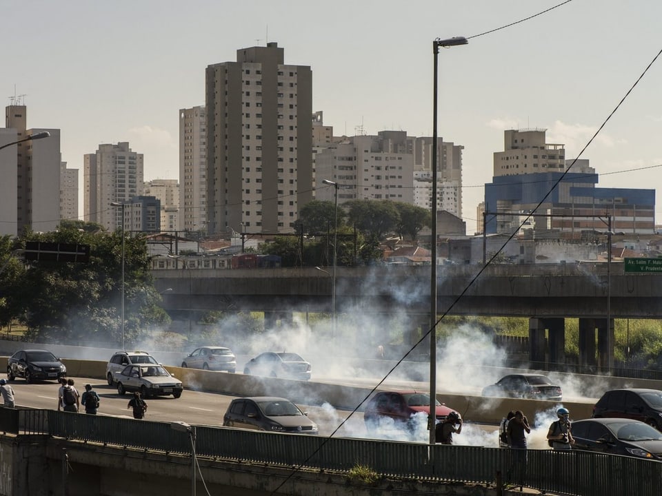 Eine Tränengas-Wolke zieht über die Strassen von São Paulo