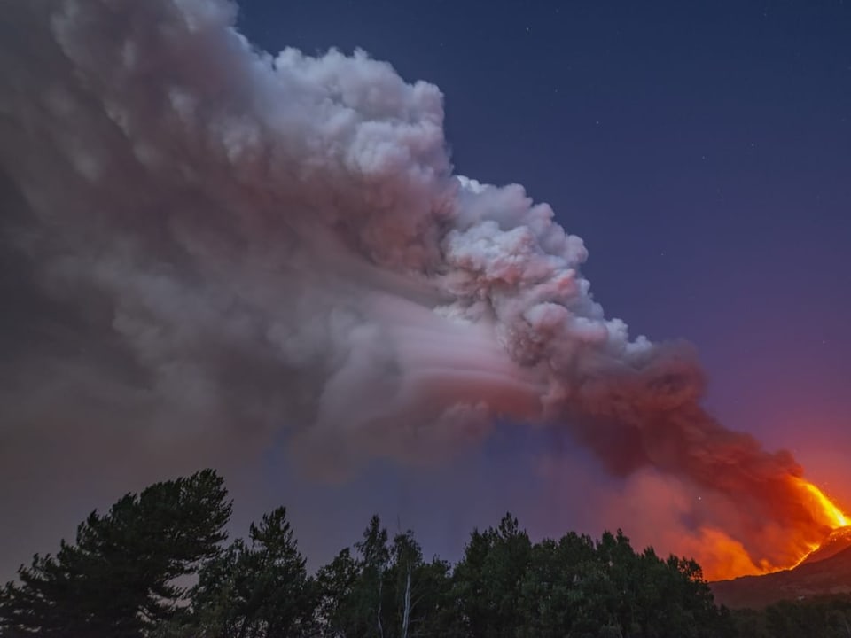 Rauchsäulen über dem Vulkan, aufgenommen von Linguaglossa aus.