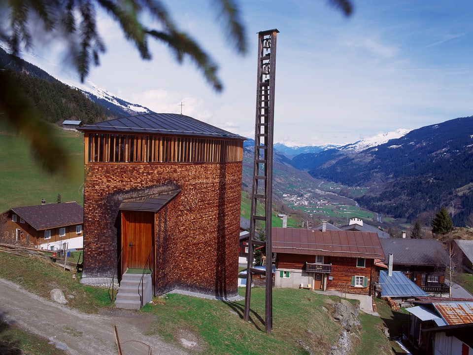 Kapelle aus Holz, Blick ins Tal