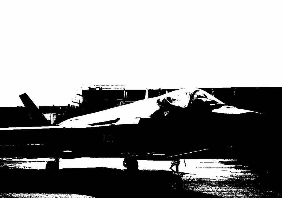 Bild des F-35 mit Kontrastregler.