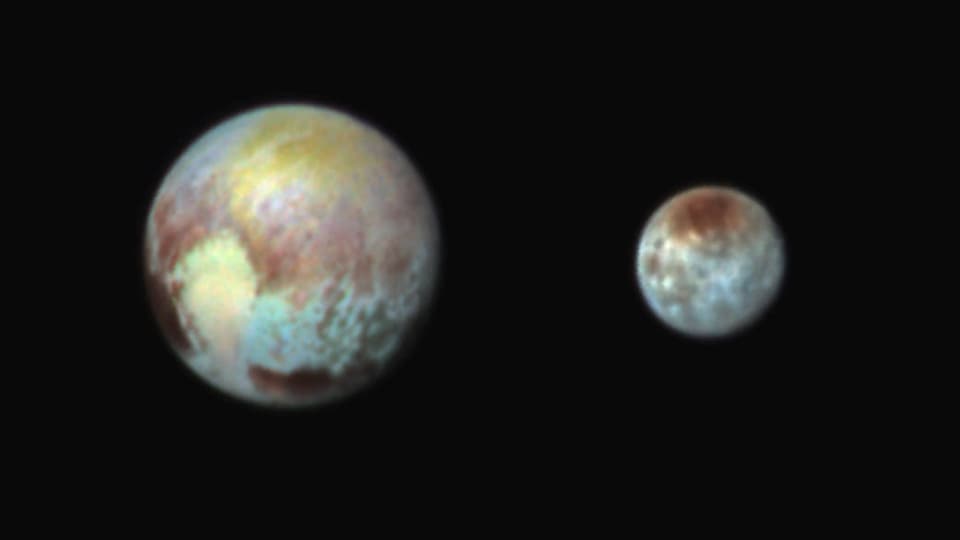 Pluto und Charon in leuchtenden Farben