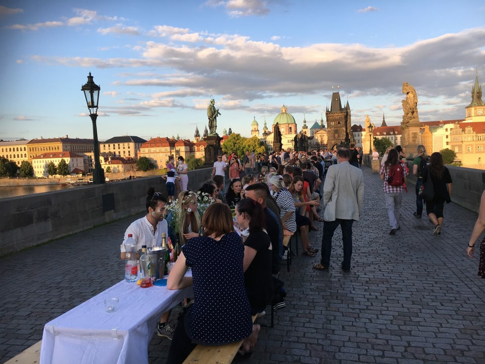 Tische, Bänke und Gäste auf der Karlsbrücke