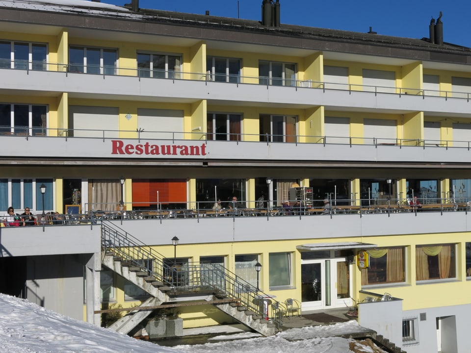 Terasse des Panorama-Restaurants Klewenalp bei schönstem Sonneschein. 