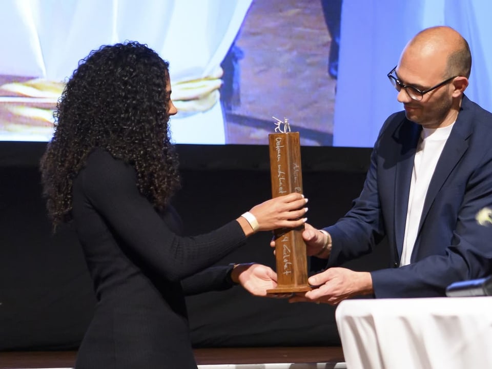Ein gemeinsamer Höhepunkt Trophäe wird übergeben