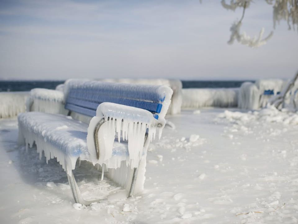 Mit Eis überzogene Bänke stehen am Ufer des Bodensees in Romanshorn. (keystone)