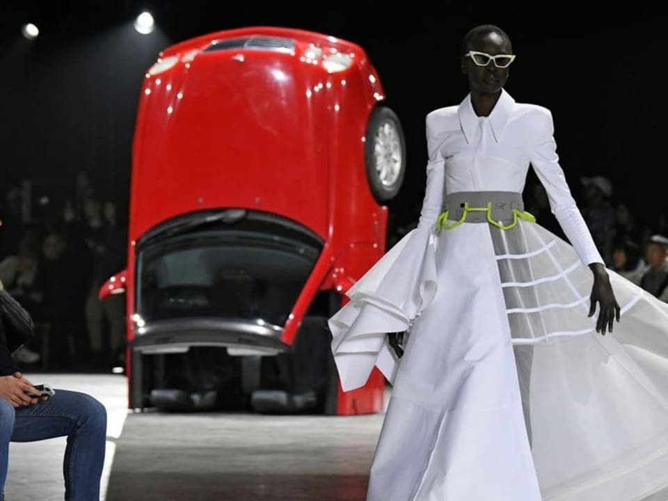 Model, dunkelhäutig in einem weissen Kleid mit Hemdkragen