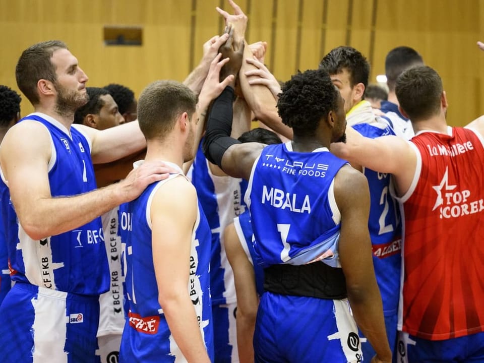 Krönen sie sich zum Meister? Fribourger Basketballer jubeln