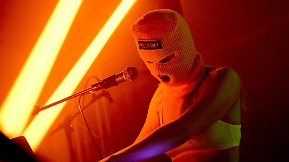 Pussy Riot Mitglied auf der Bühne in Berlin.