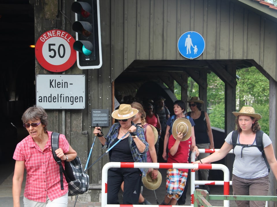Die Wandergruppe verlässt die Holzbrücke zwischen Kleinandelfingen und Andelfingen.