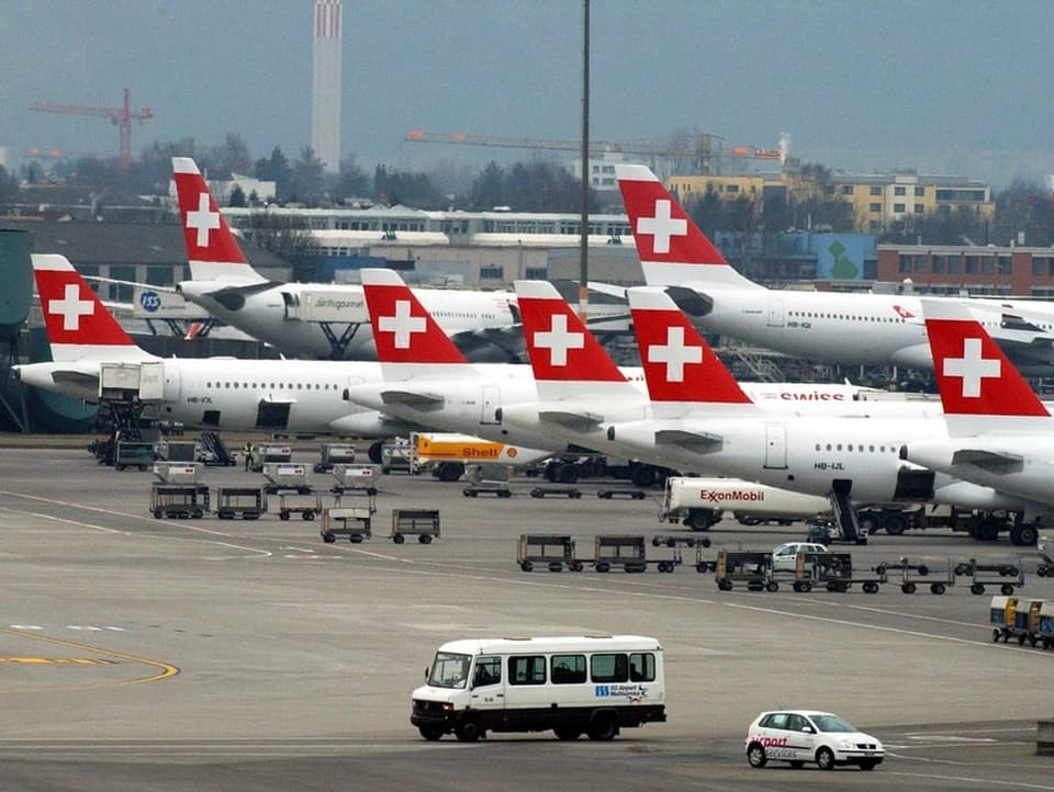 Swiss-Flieger in einer Reihe