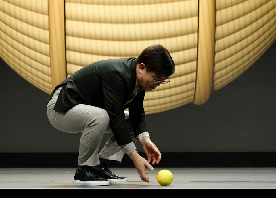 Samsungs CEO HS Kim zeigt Ballie – einen kleinen gelben Roboter-Ball
