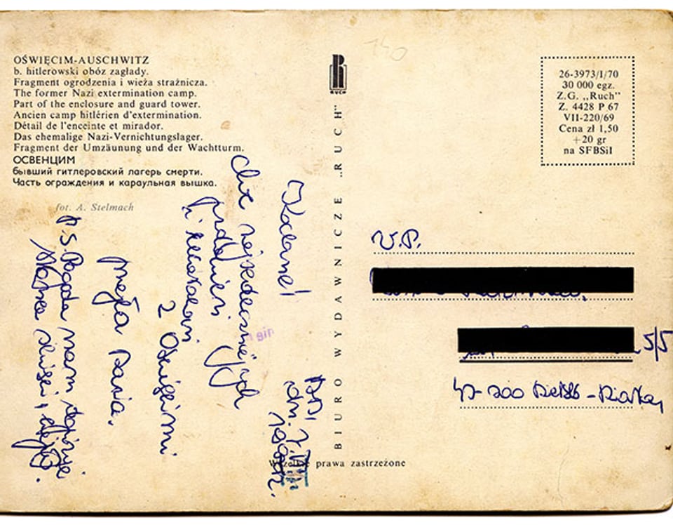 Vergilbte Postkarte mit polnischen Grüssen, die Adresse ist mit schwarzen Balken überdeckt.