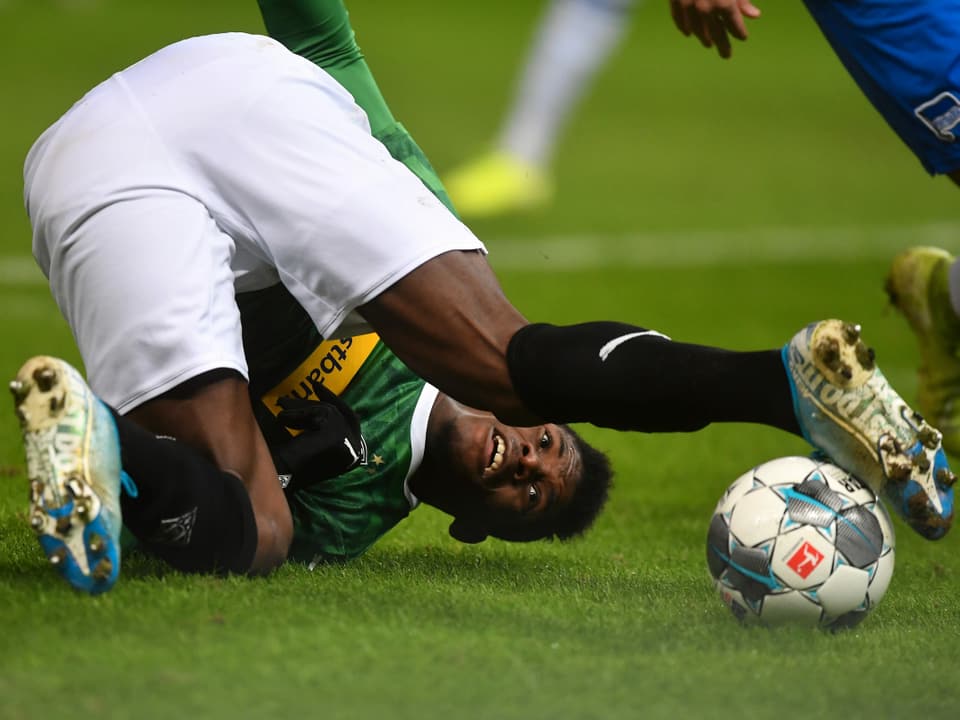 Breel Embolo beweist seine Ballbeherrschung auch in ungewöhnlicher Position – entscheidend Einfluss aufs Spiel von Gladbach gegen Hertha Berlin kann der Schweizer aber nicht nehmen.