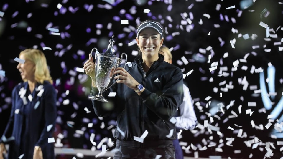 Posiert mit der Trophäe Garbine Muguruza.