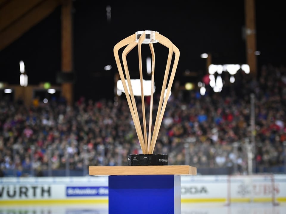 Der Spengler Cup-Pokal.