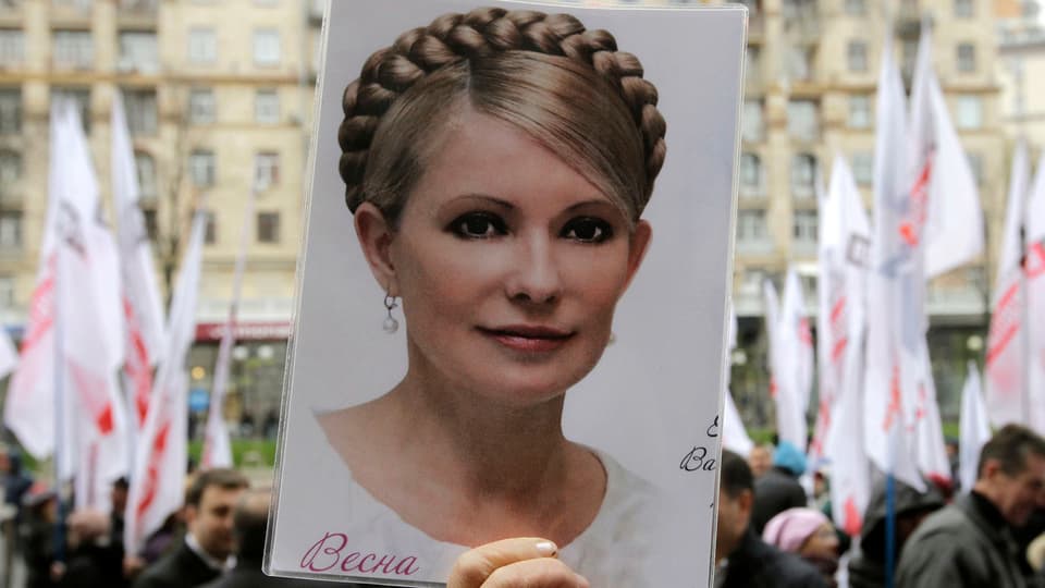 Demonstrant in Kiew mit einem Porträt Timoschenkos 