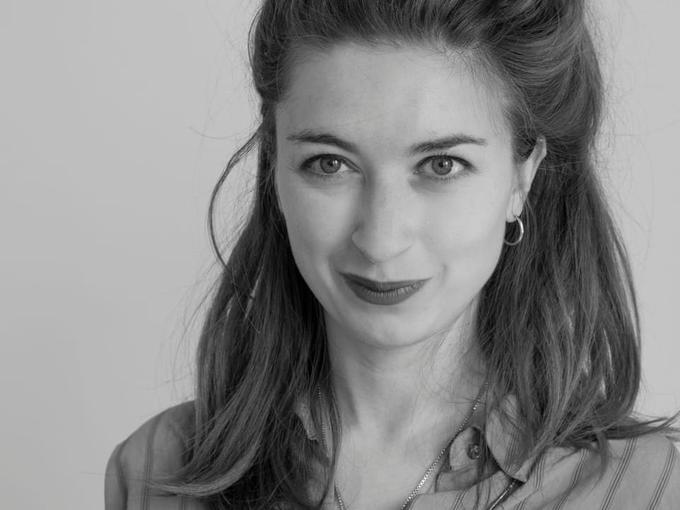 Schwarzweiss-Portrait von Zoe Geissler.