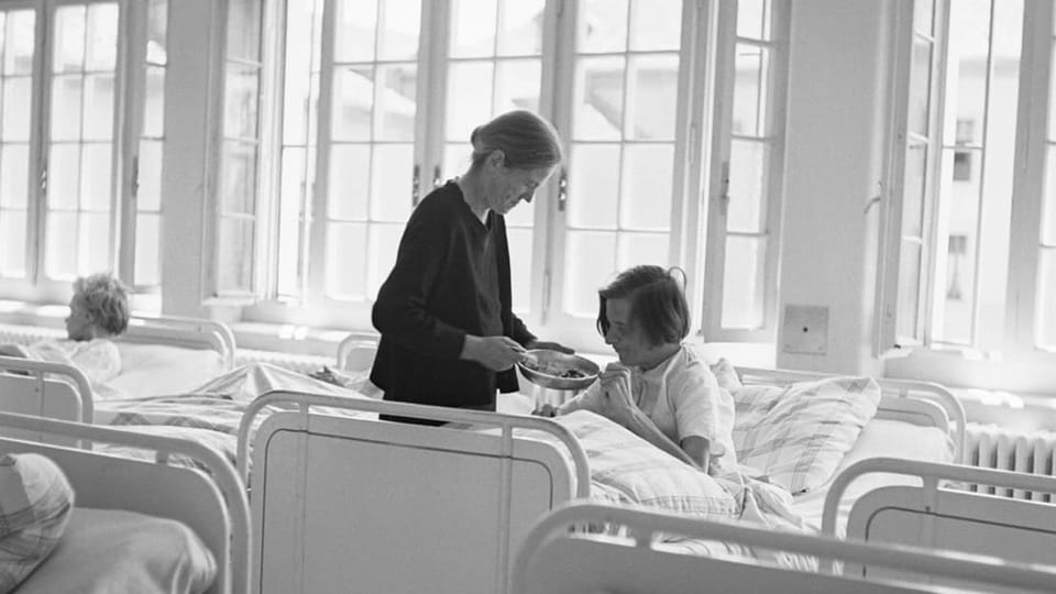 ein schwarz-weiss Foto einer Patientin im Spitalbett