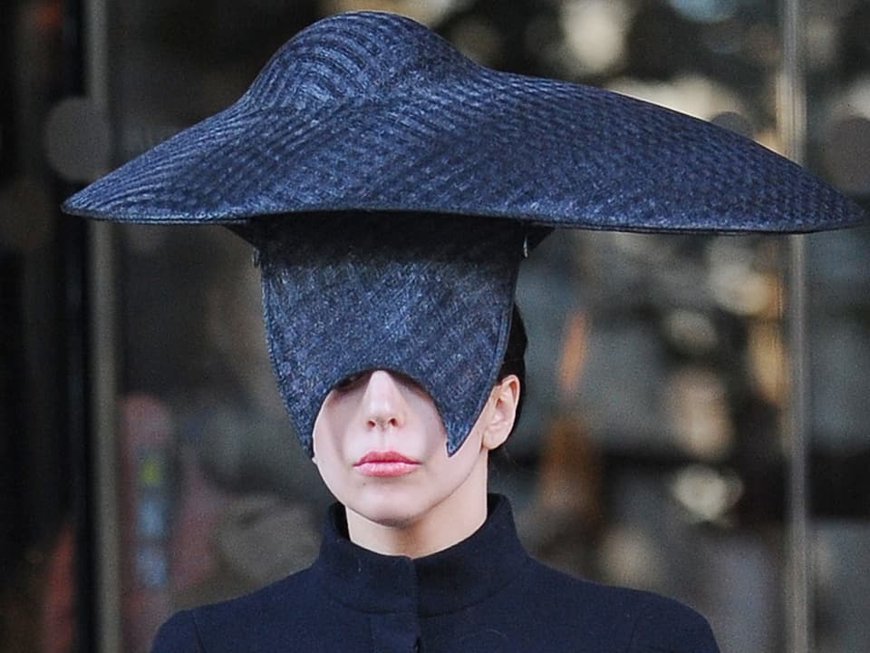 Lady Gaga mit grossem Hut