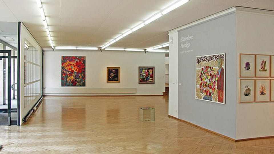 Innenaufnahme Kunstmuseum Olten. Heller Parkettboden, weisse Wände mit diversen Bildern.