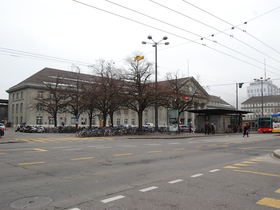 Bahnhofgebäude von Biel. Im Vordergrund die Strasse. 