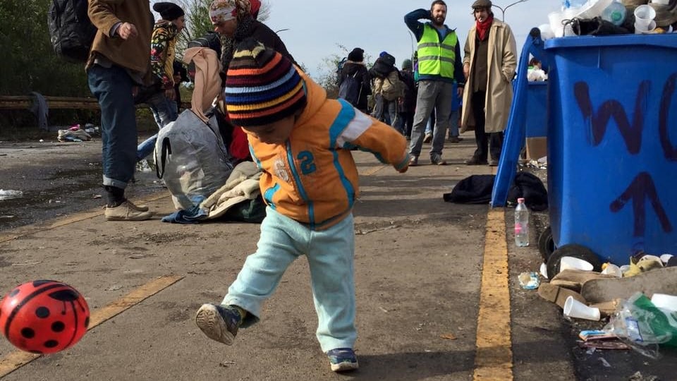 Ein Flüchtlingskind spielt mit einem Ball
