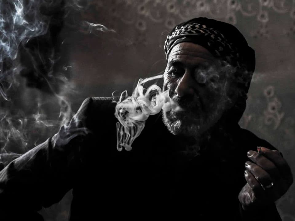 Ein Mann mit Turban raucht.
