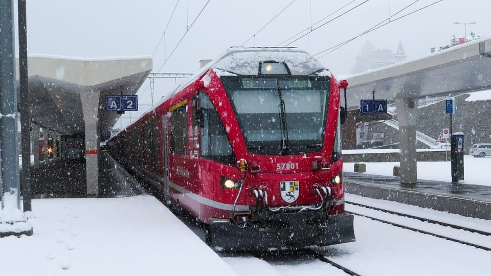 Schneefall am Bahnhof St. Moritz. 