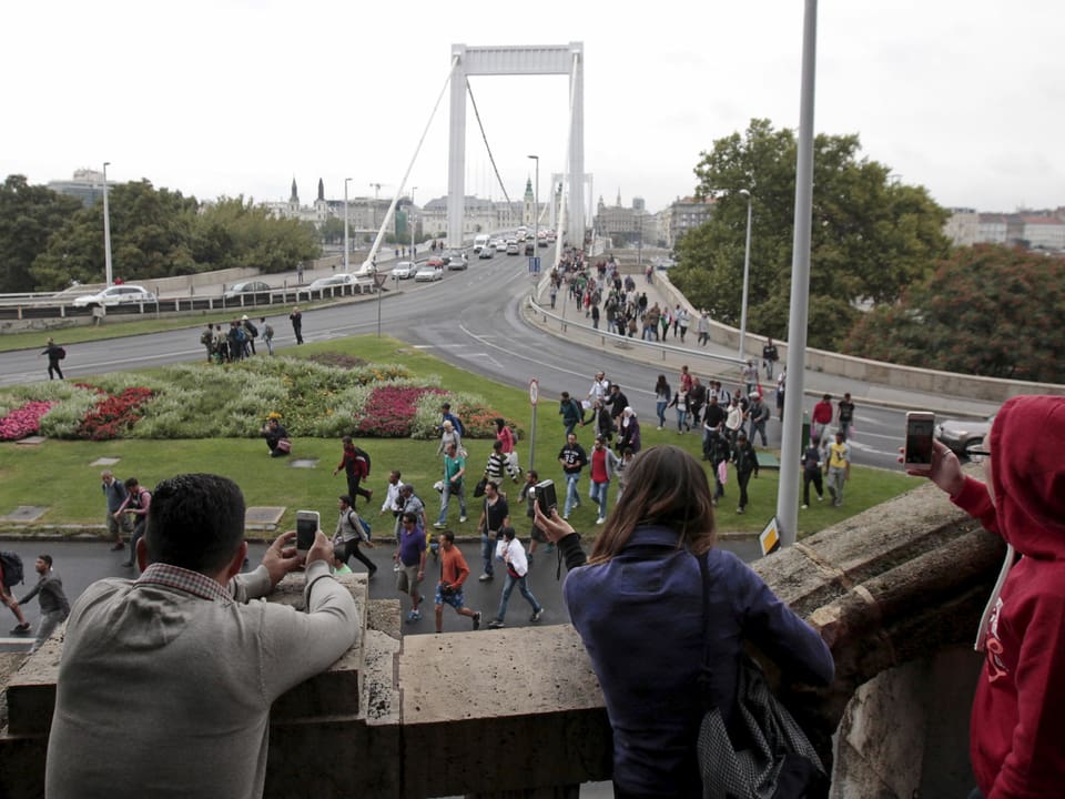 Dutzende Menschen auf einer Brücke in Budapest