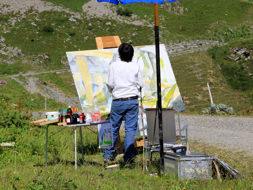Staffelei in Bergwelt mit Künstlerin