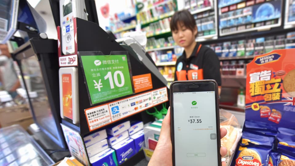 Ein Smartphone mit WeChat-App in einem chinesischen Kiosk.