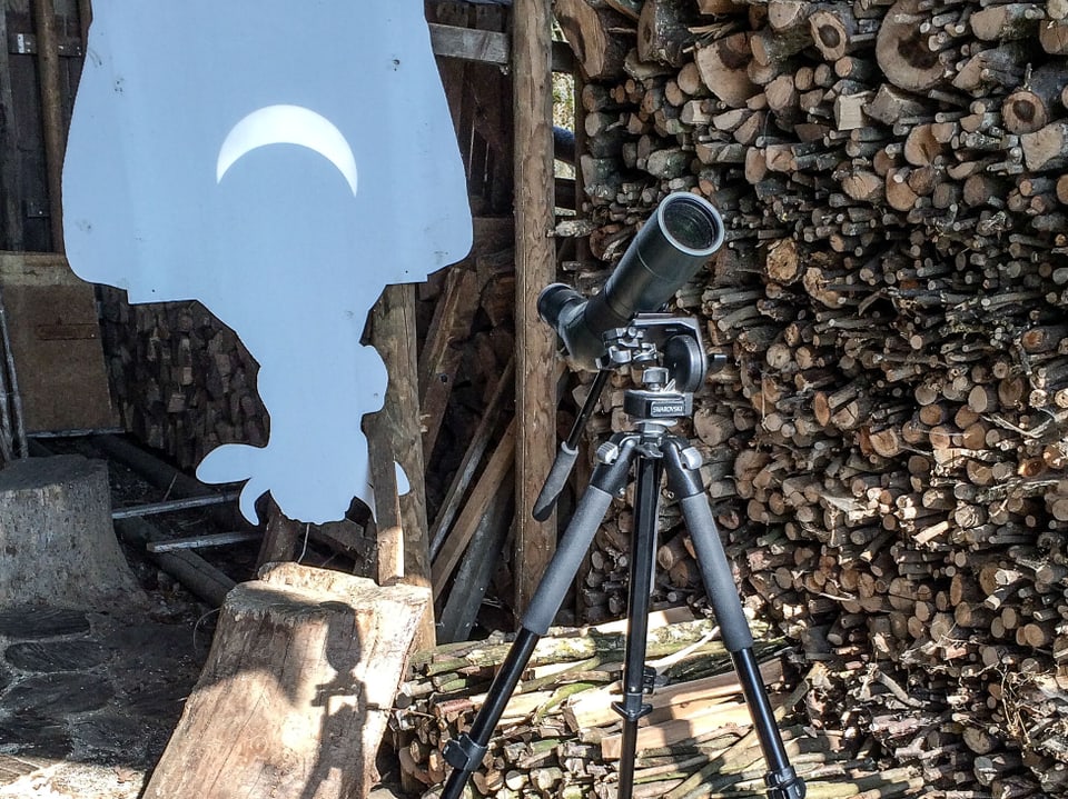 Mit dieser Methode kann man die Sonnenfinsternis beobachten, ohne sich die Augen zu ruinieren. 