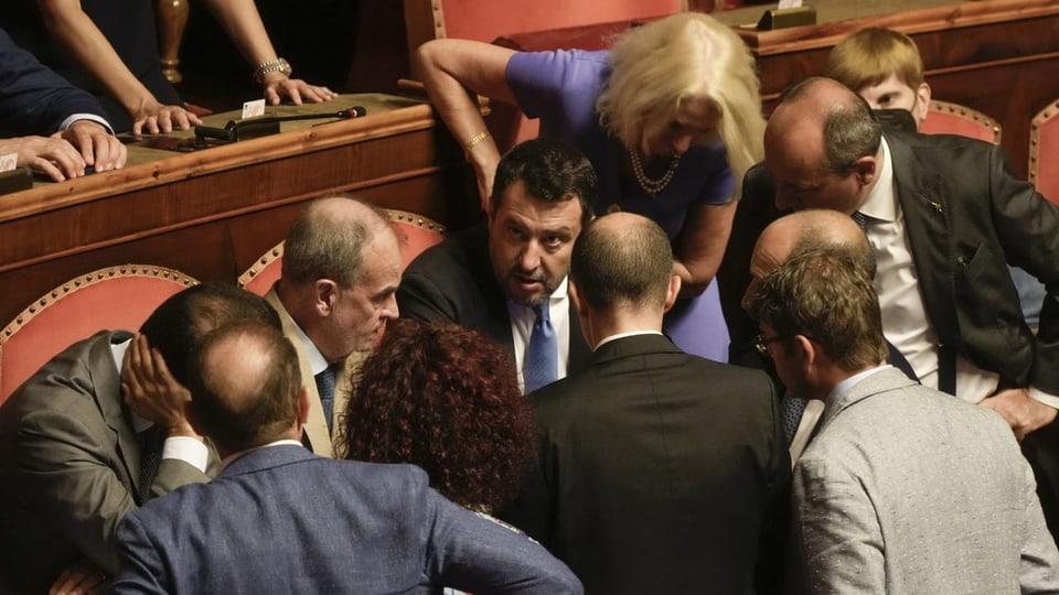 Salvini mit Lega-Politikern im Parlament