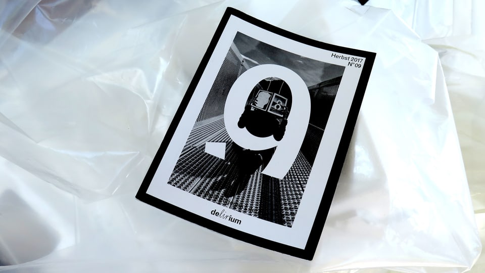 Das Magazin Delirium liegt auf einer zerknitterten Plastiktüte.
