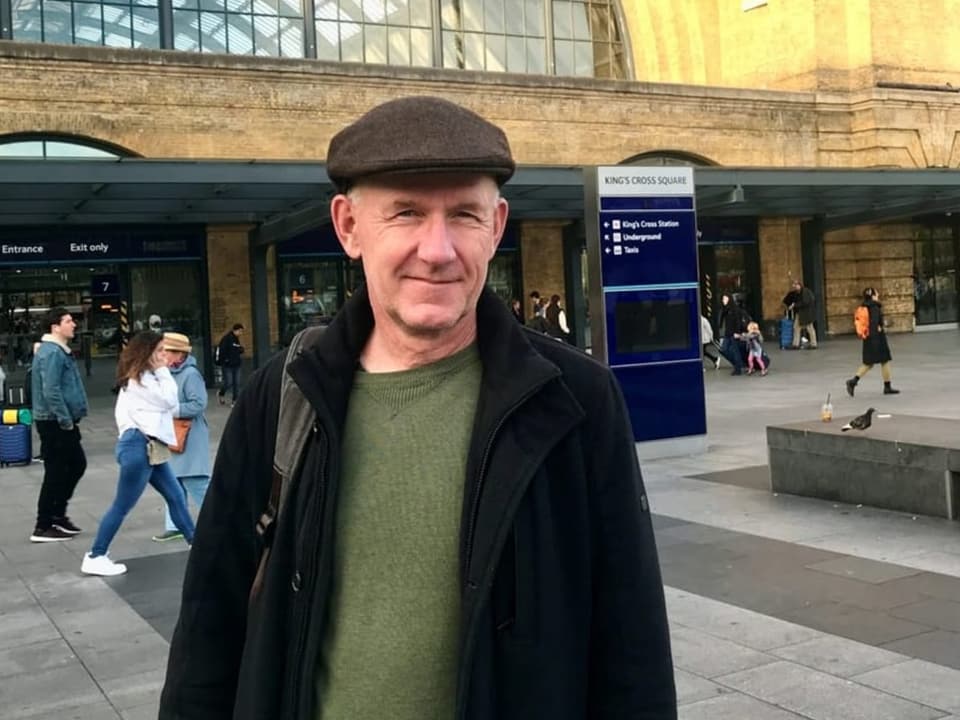 Grossbritannien-Korrespondent Patrik Wülser steht vor der Londoner Metrostation King's Cross.