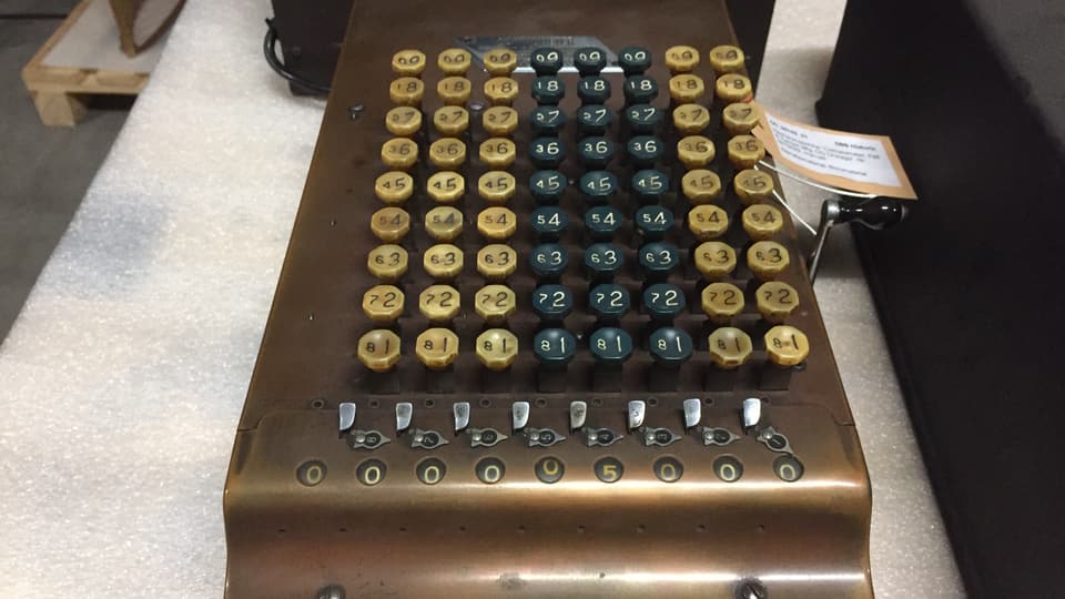 Eine Art Schreibmaschine mit Tasten