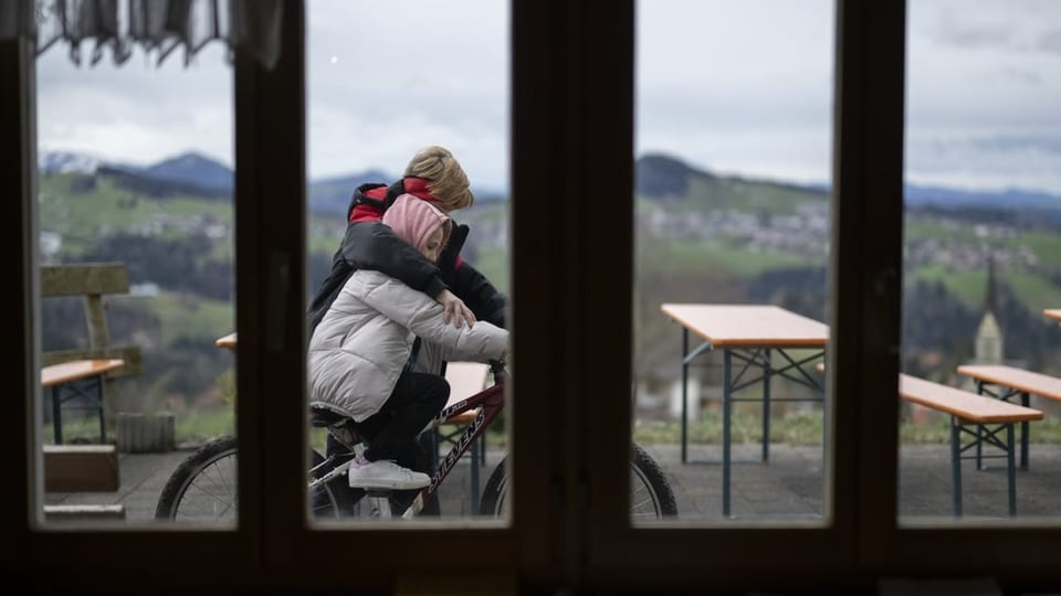 Aus der Ukraine geflüchtete Pflegekinder spielen mit einem Velo, am 8. April 2022, in Rehetobel (AR).