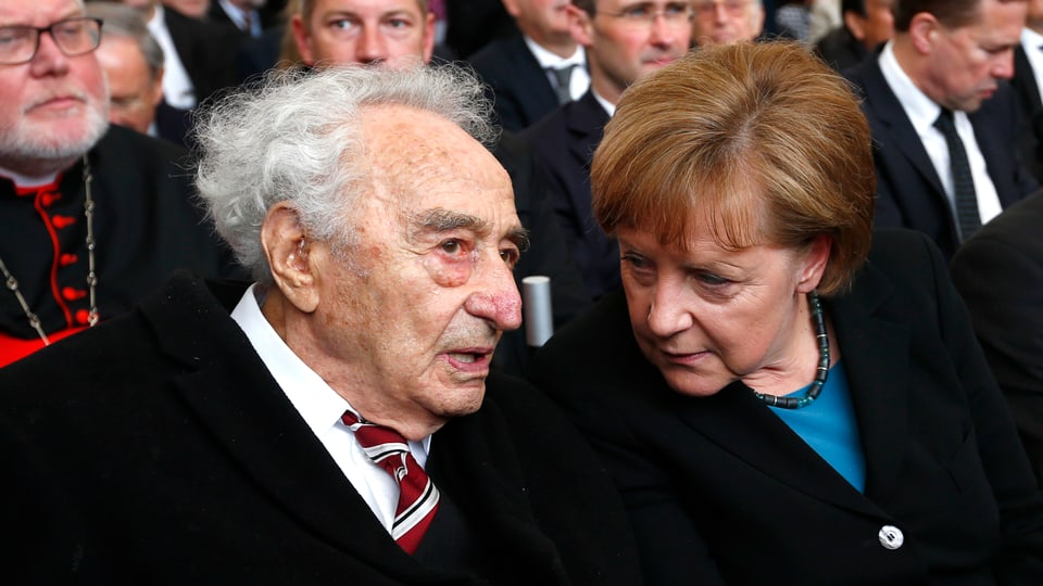 Holocaust-Überlebender Max Mannheimer im Gespräch mit Angela Merkel.