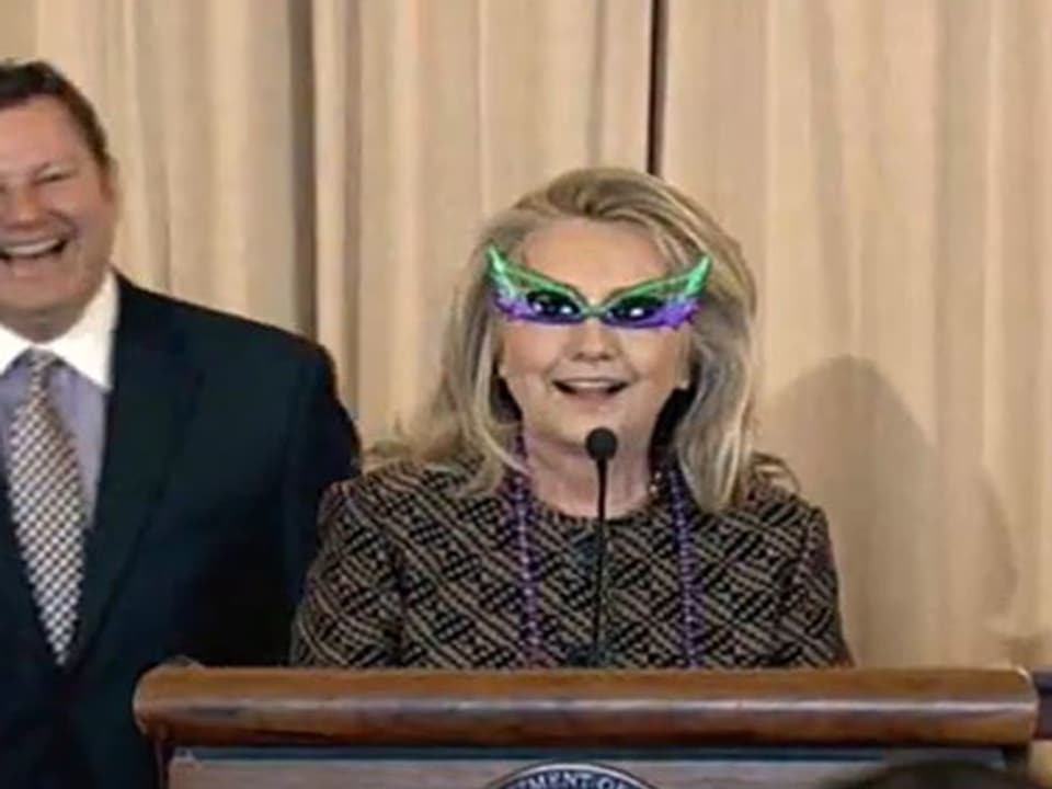 Hillary Clinton mit lustiger Brille