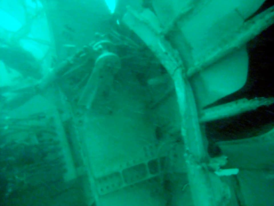 Teile eines Flugzeuges unter Wasser