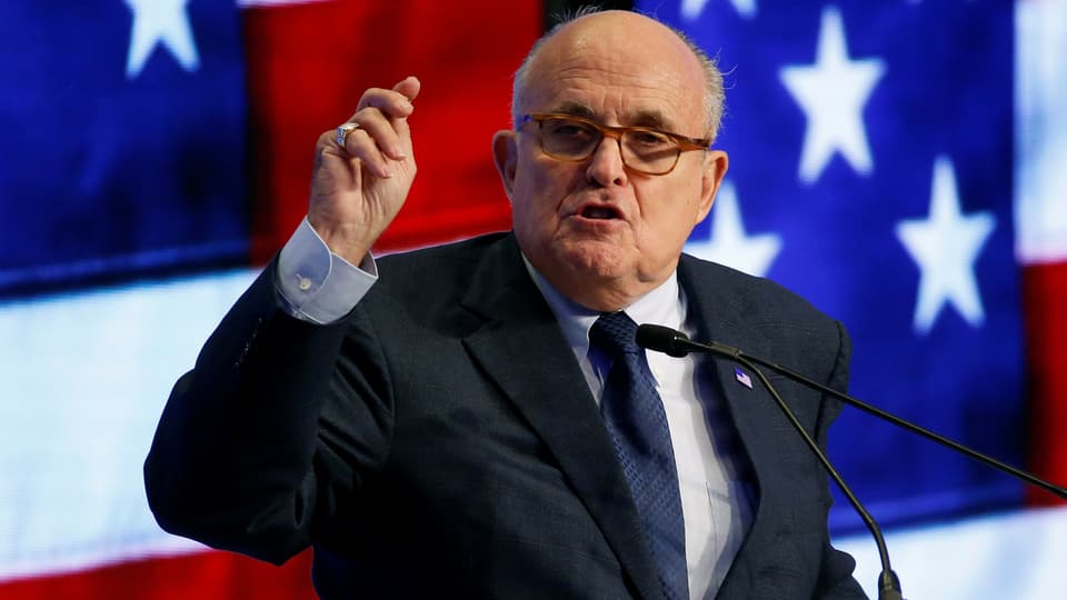 Rudy Giuliani in Nahaufnahme an einem Rednerpult.