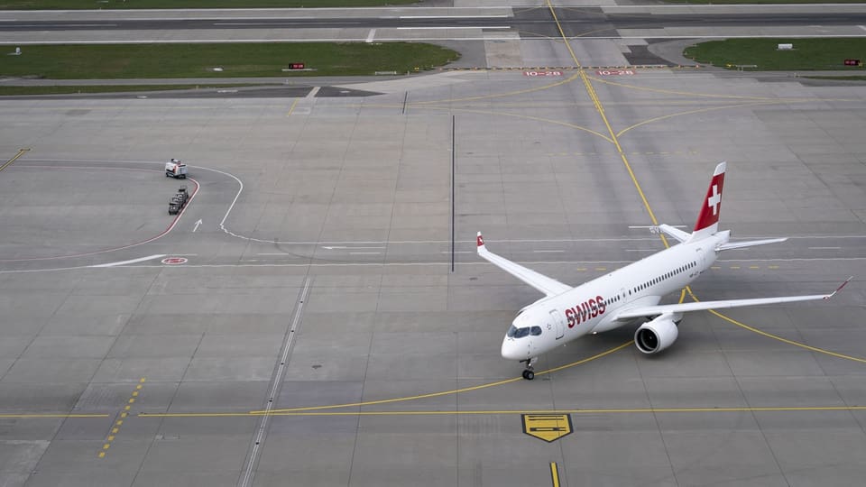 Swiss-Flugzeug auf Piste.
