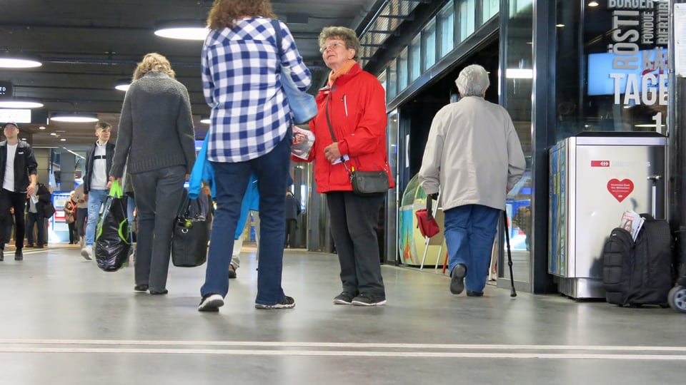 Surprise-Verkäuferin in Bahnhofsunterführung
