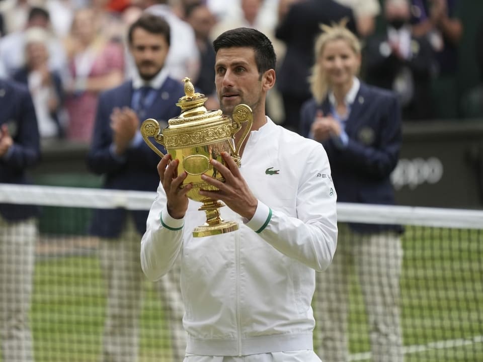 Djokovic hält den Wimbledon-Pokal in Händen
