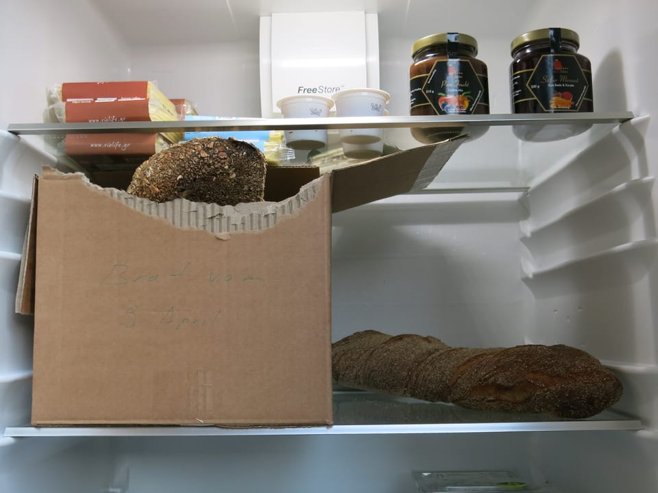 Brot, Scheibenkäse, Salatsauce - immer wieder was anderes liegt im Kühlschrank